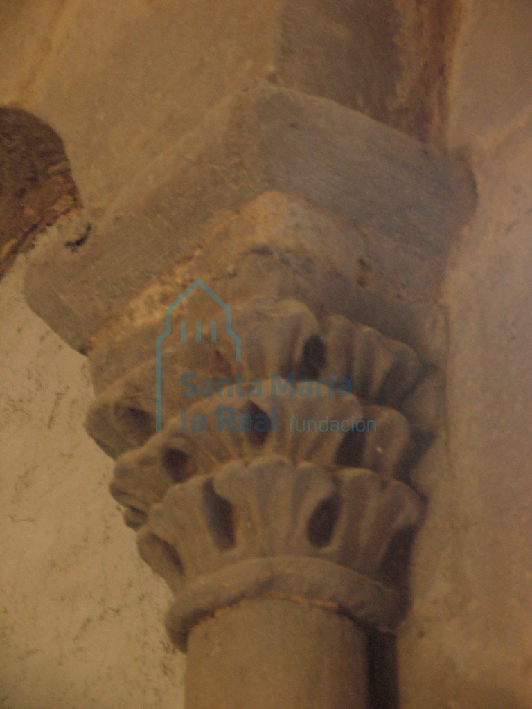 Capitel de la arquería frontal del interior de la cabecera. Motivos vegetales