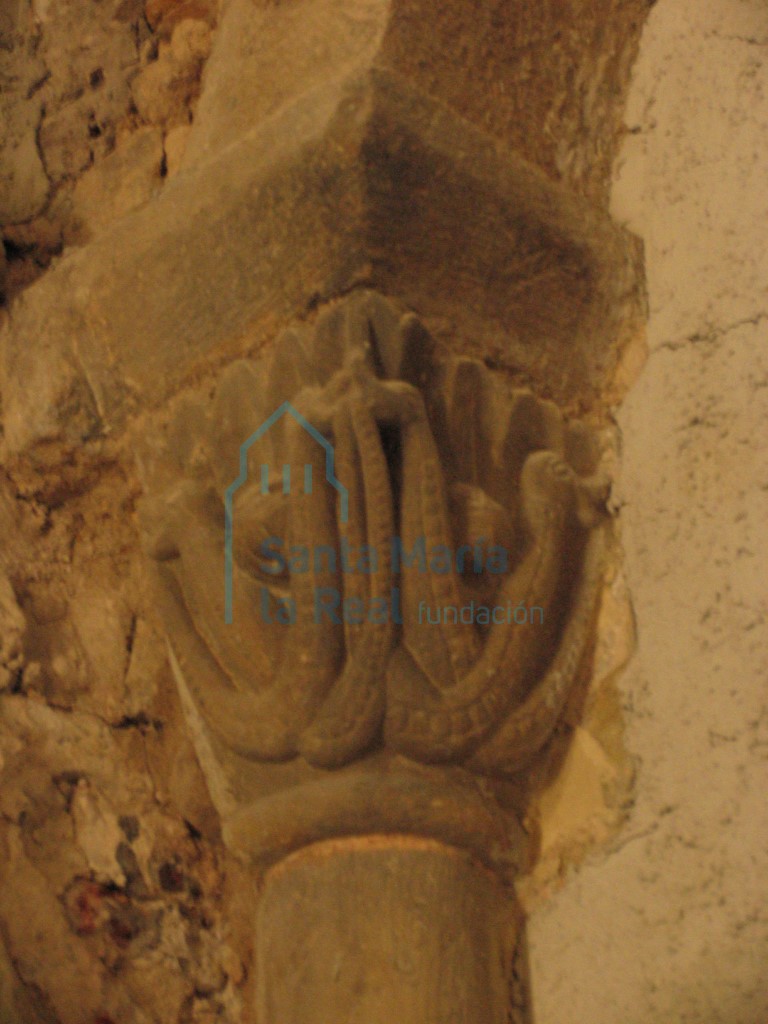 Capitel de la arquería frontal del interior de la cabecera. Dos parejas de reptiles entrelazados