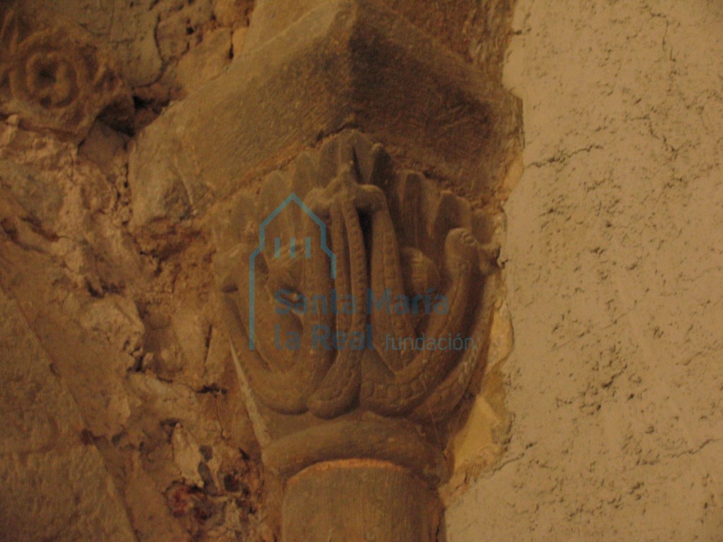 Capitel de la arquería frontal del interior de la cabecera. Dos parejas de reptiles entrelazados