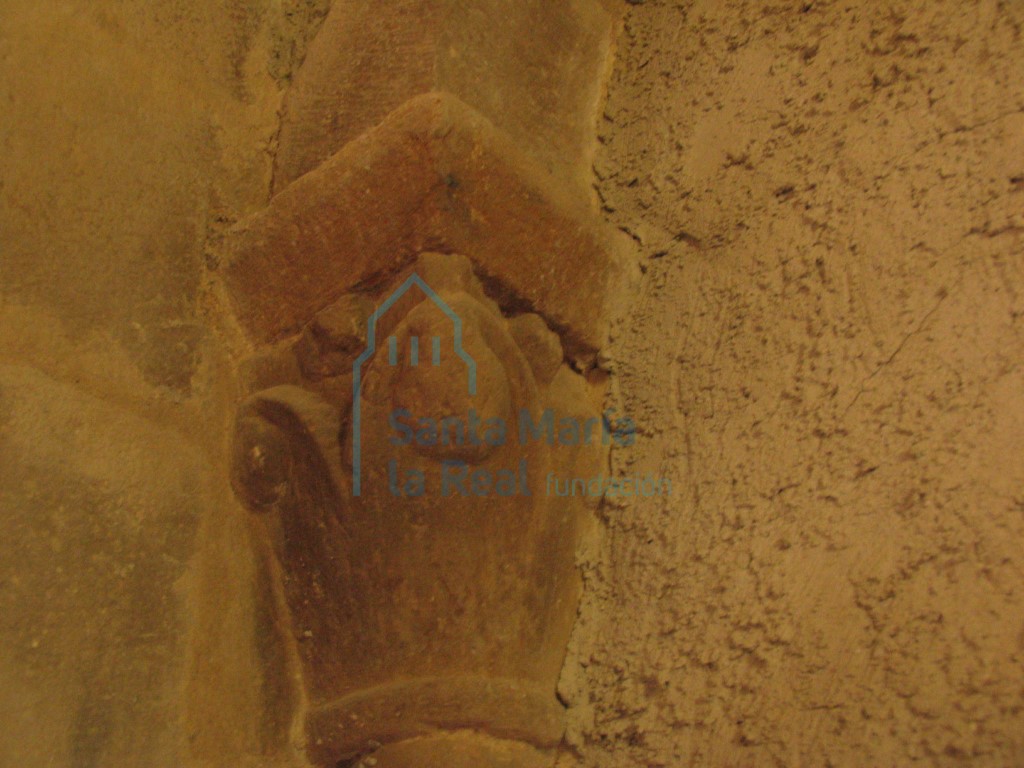 Capitel de la arquería del lado izquierdo del interior de la cabecera. Motivos vegetales