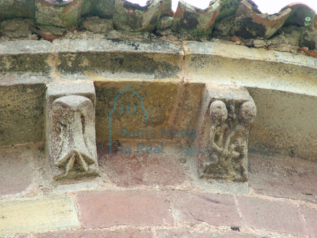 Canecillos del ábside de temática erótica