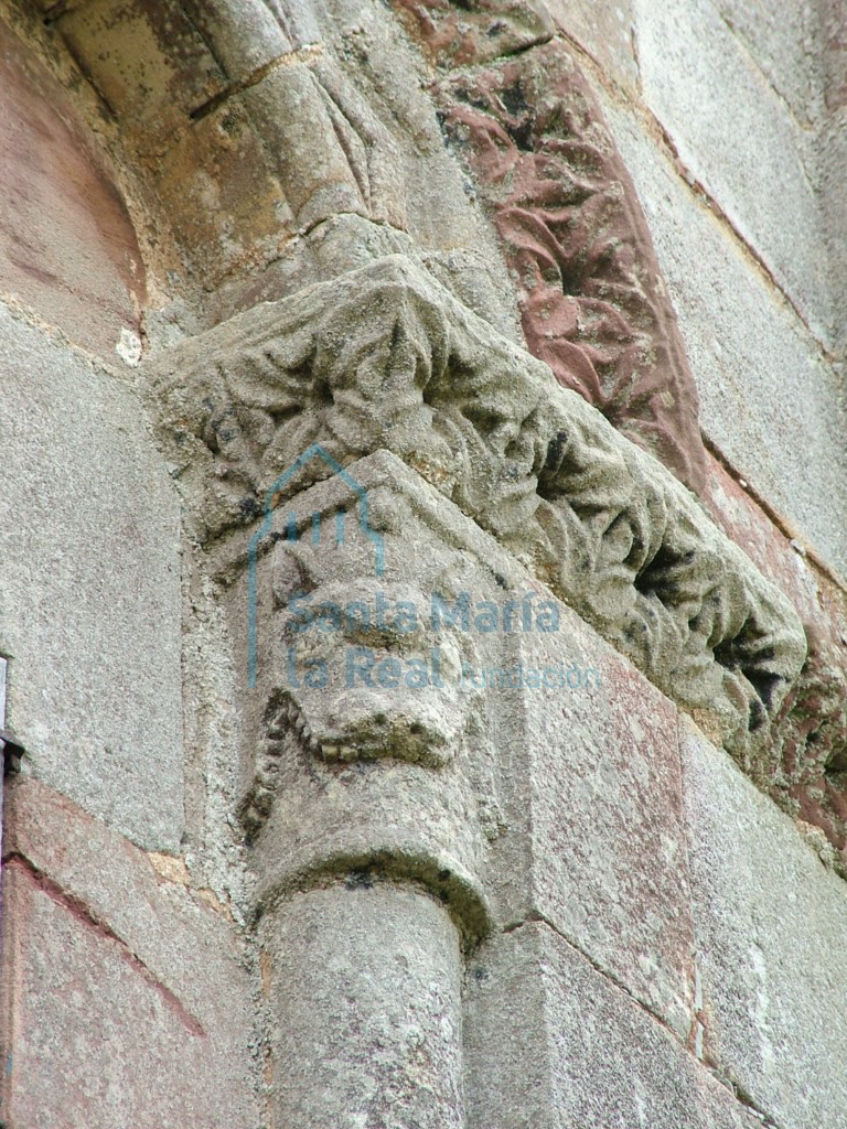 Capitel de ventana del ábside de cabeza engolada