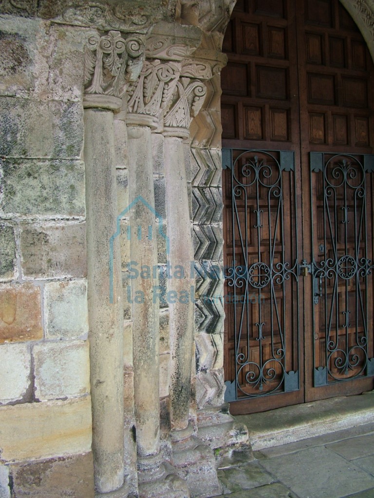 Columnas del lateral izquierdo de la portada occidental