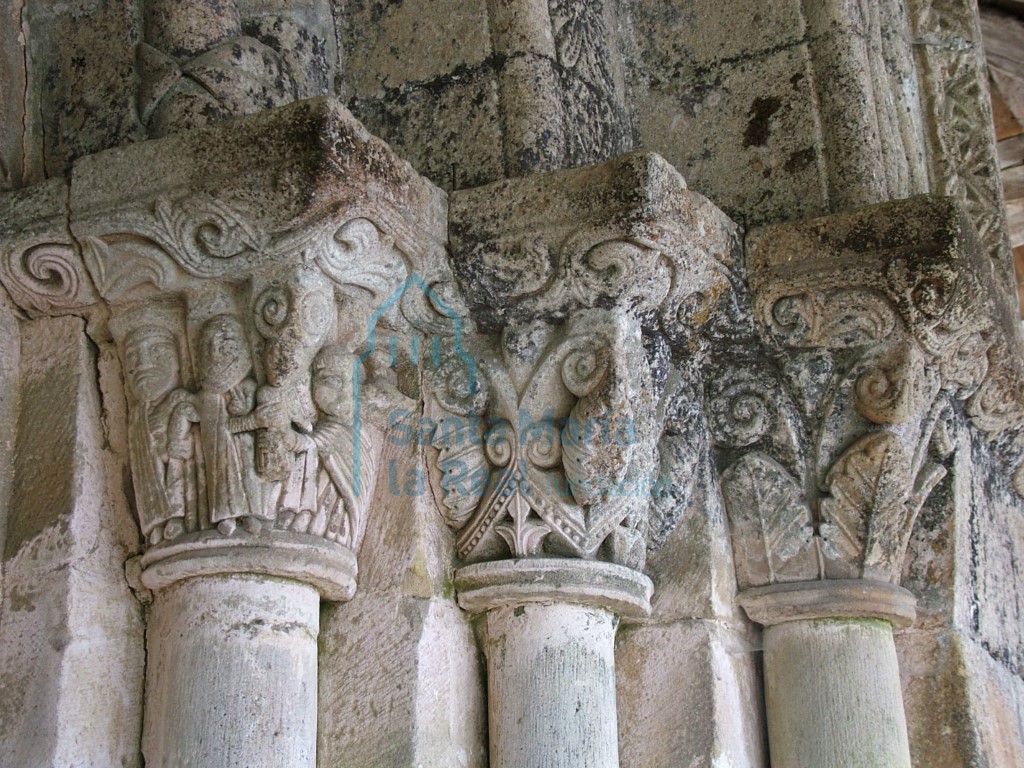 Capiteles del lateral derecho de la portada occidental
