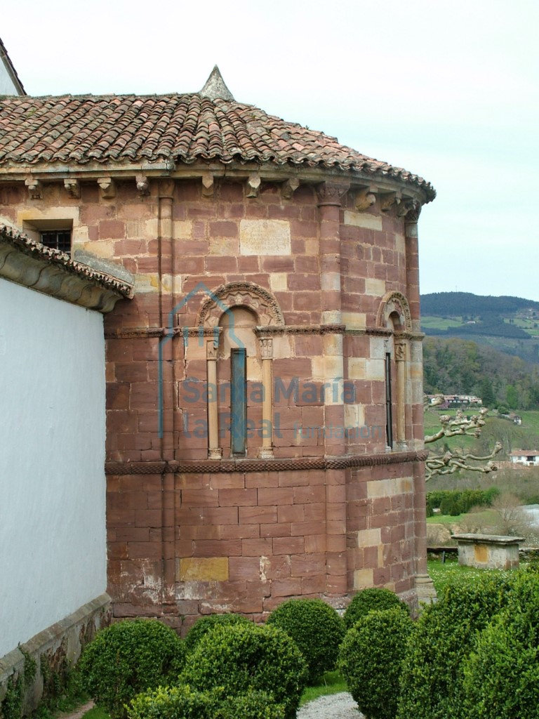 Exterior del ábside del lado sur