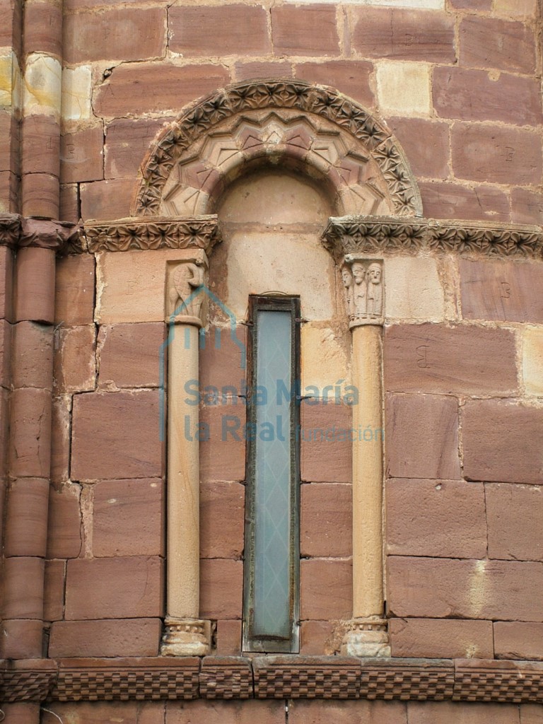 Ventana saetera del ábside