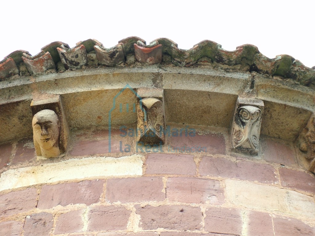 Canecillos del ábside con motivos figurativos y cabeza humana