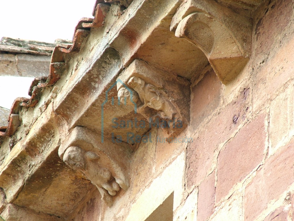 Canecillos del ábside de temática erótica