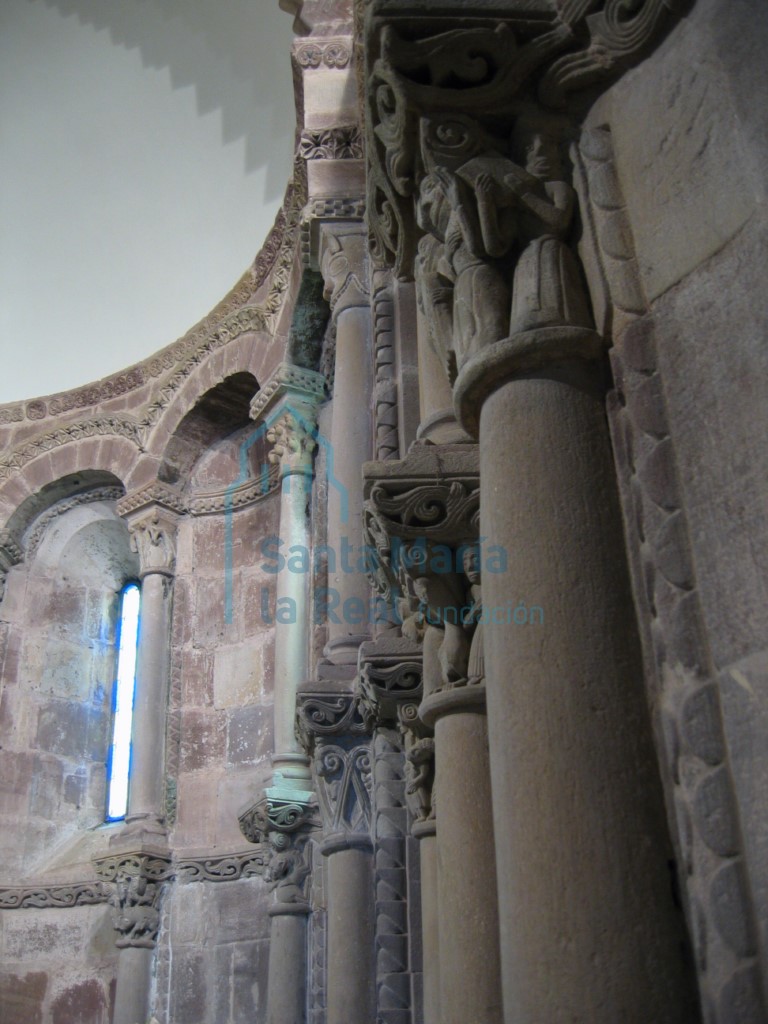 Columnas de la arquería del presbiterio