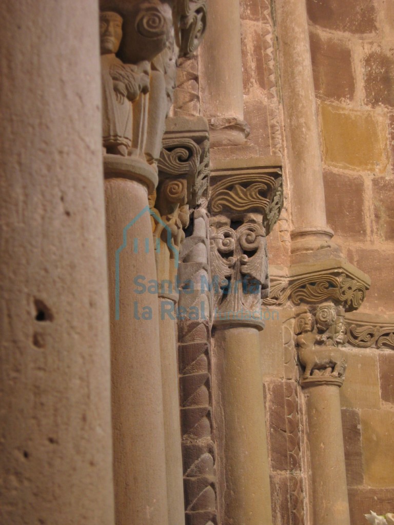 Detalle de las columnas de la arquería del presbiterio