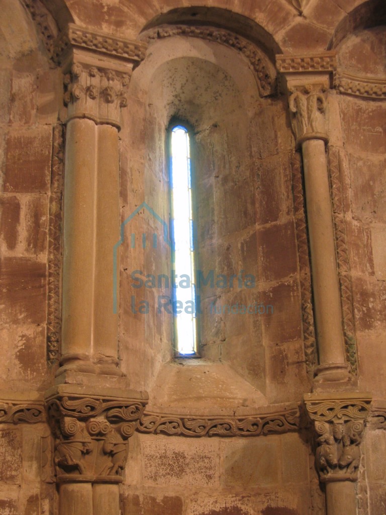 Ventana del ábside desde el interior