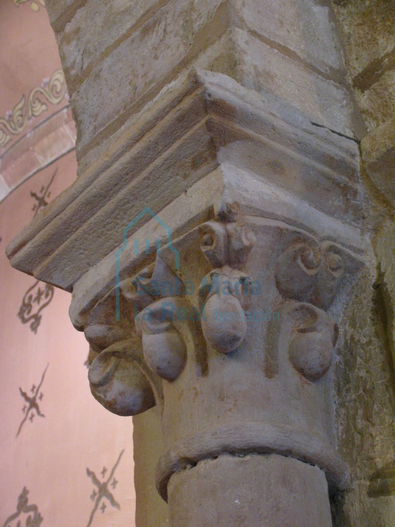 Capitel derecho del arco del triunfo decorados con apomados