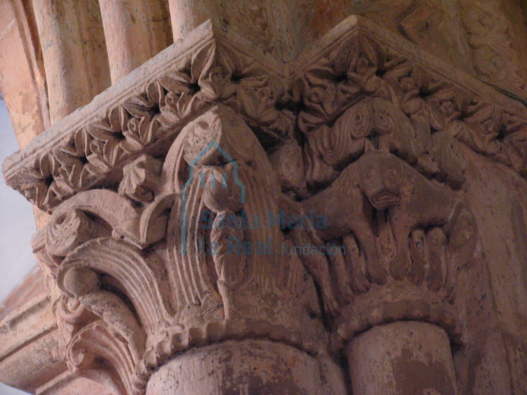 Capiteles del lado derecho del arco triunfal