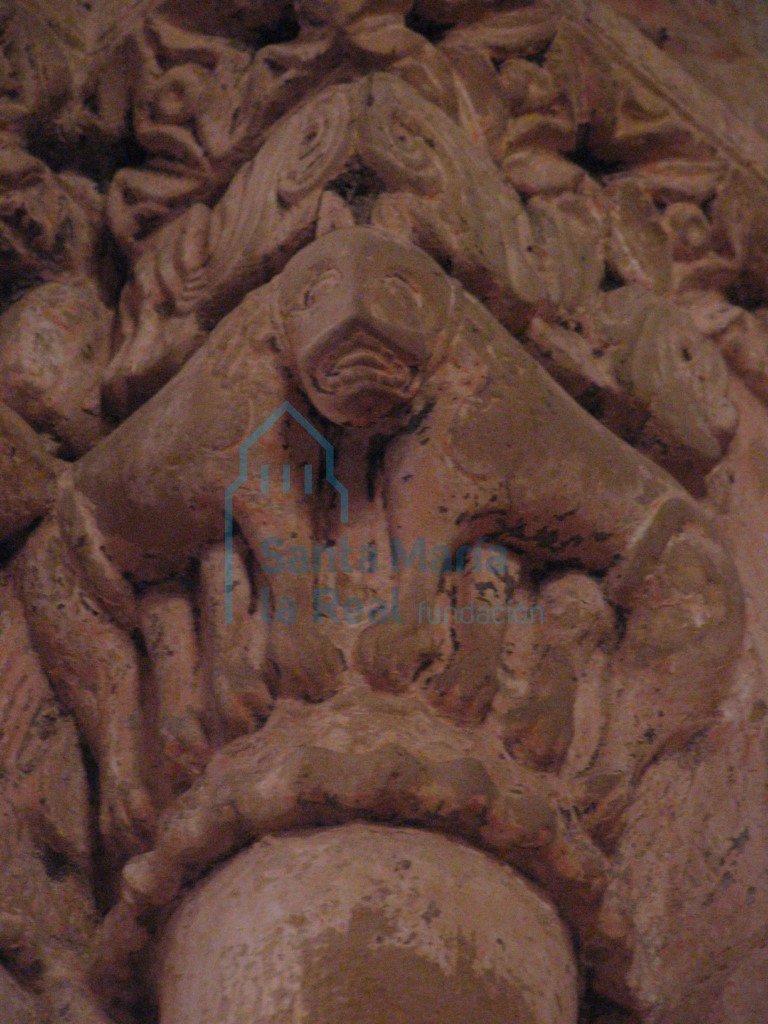 Capitel del lado derecho del arco triunfal