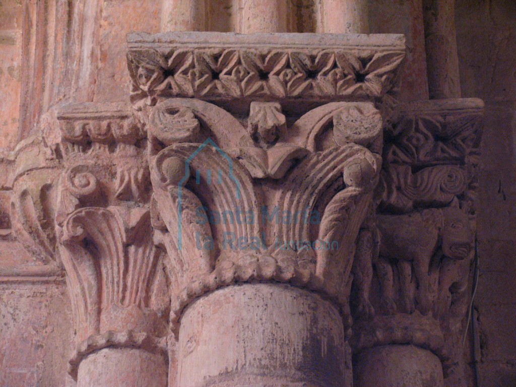 Capiteles del lado derecho del arco triunfal