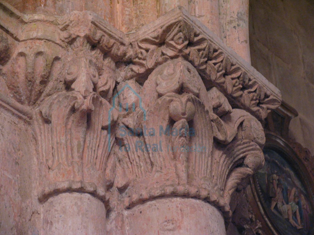 Capiteles del lado derecho del arco triunfal