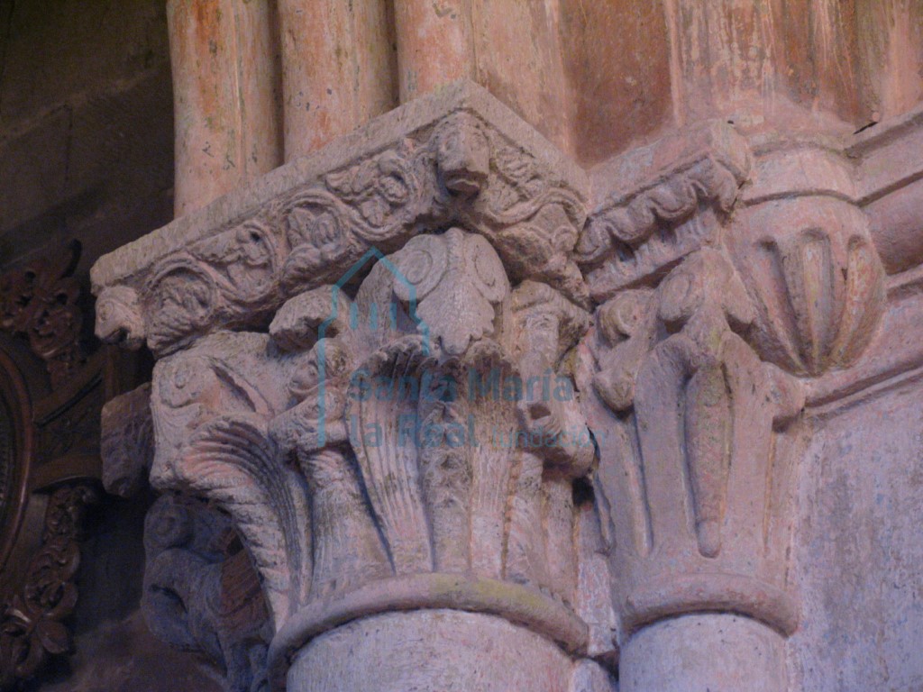Capiteles del lado izquierdo del arco triunfal