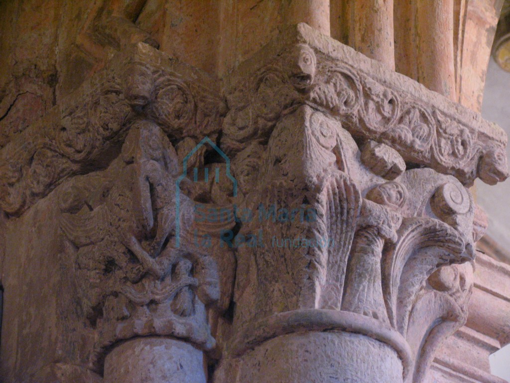 Capiteles del lado izquierdo del arco triunfal
