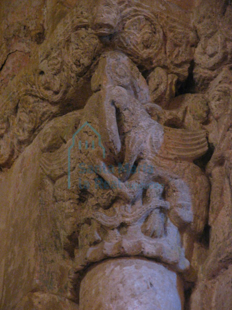 Capitel del lado izquierdo del arco triunfal