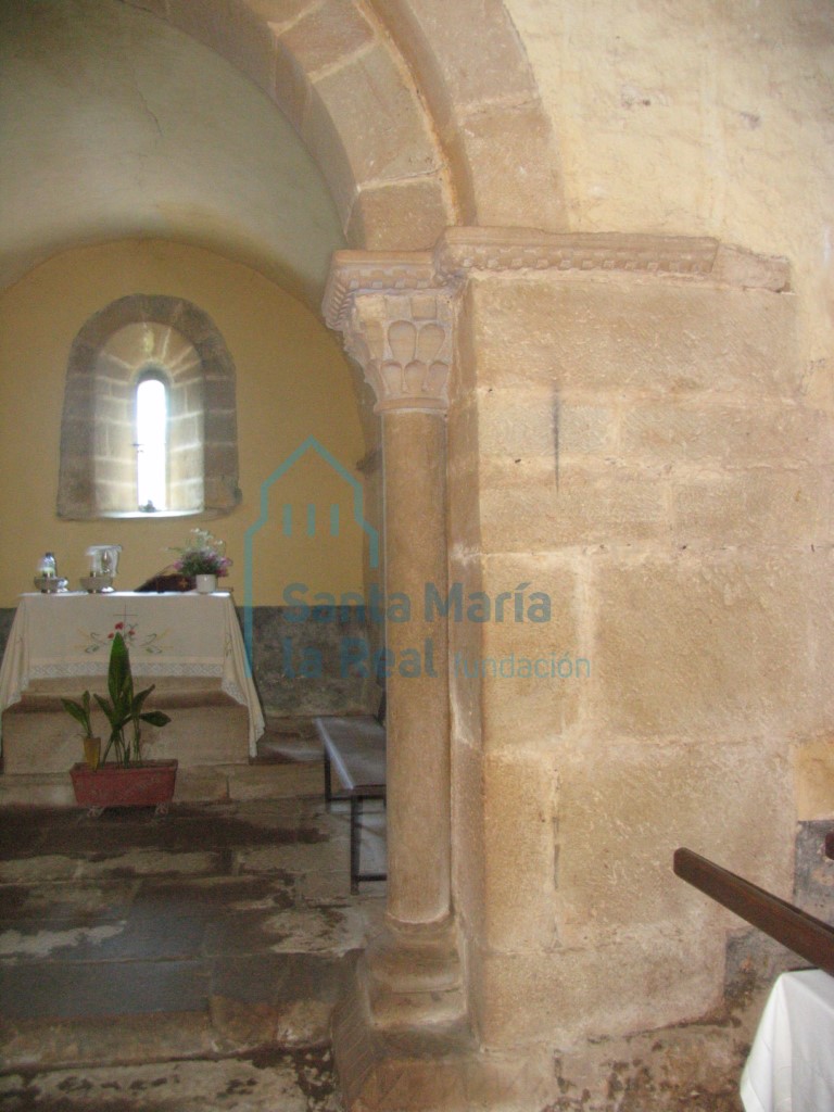 Columna del lado derecho del arco triunfal