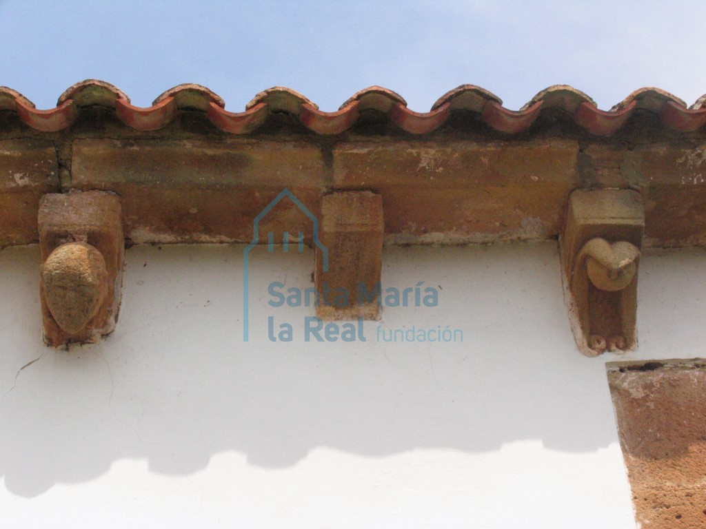 Canecillos del lado sur de la cabecera