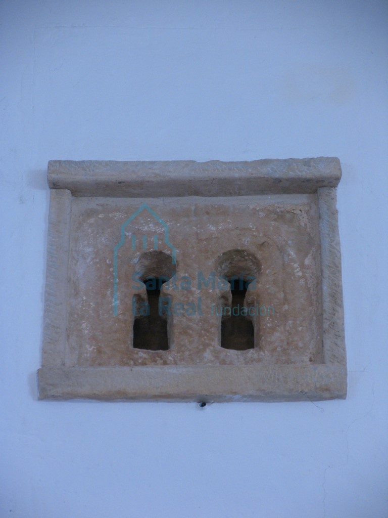 Ventana prerrománica del muro toral
