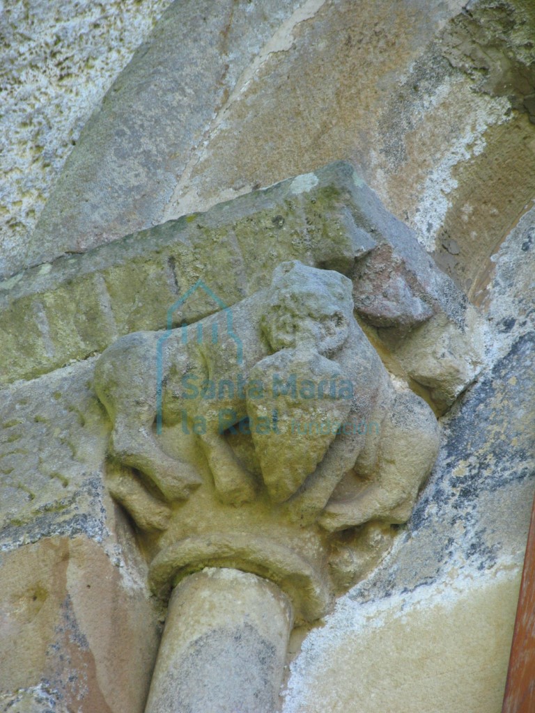 Capitel izquierdo de la ventana de la cabecera