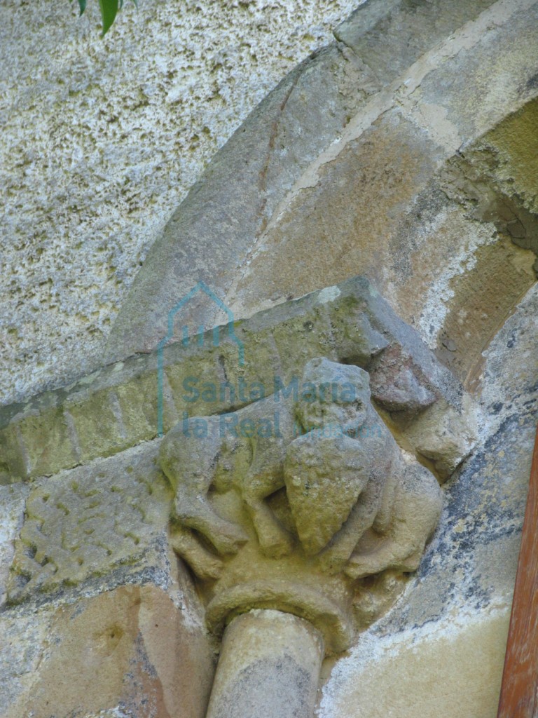 Capitel izquierdo de la ventana de la cabecera