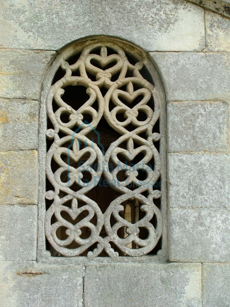 Celosía de la ventana del lateral del pórtico