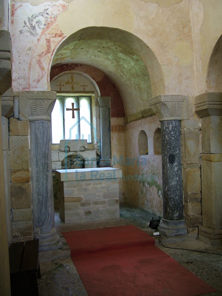 Arco triunfal e interior del ábside central