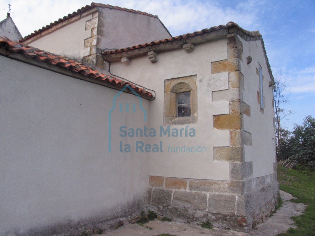 Exterior del lateral sur de la cabecera