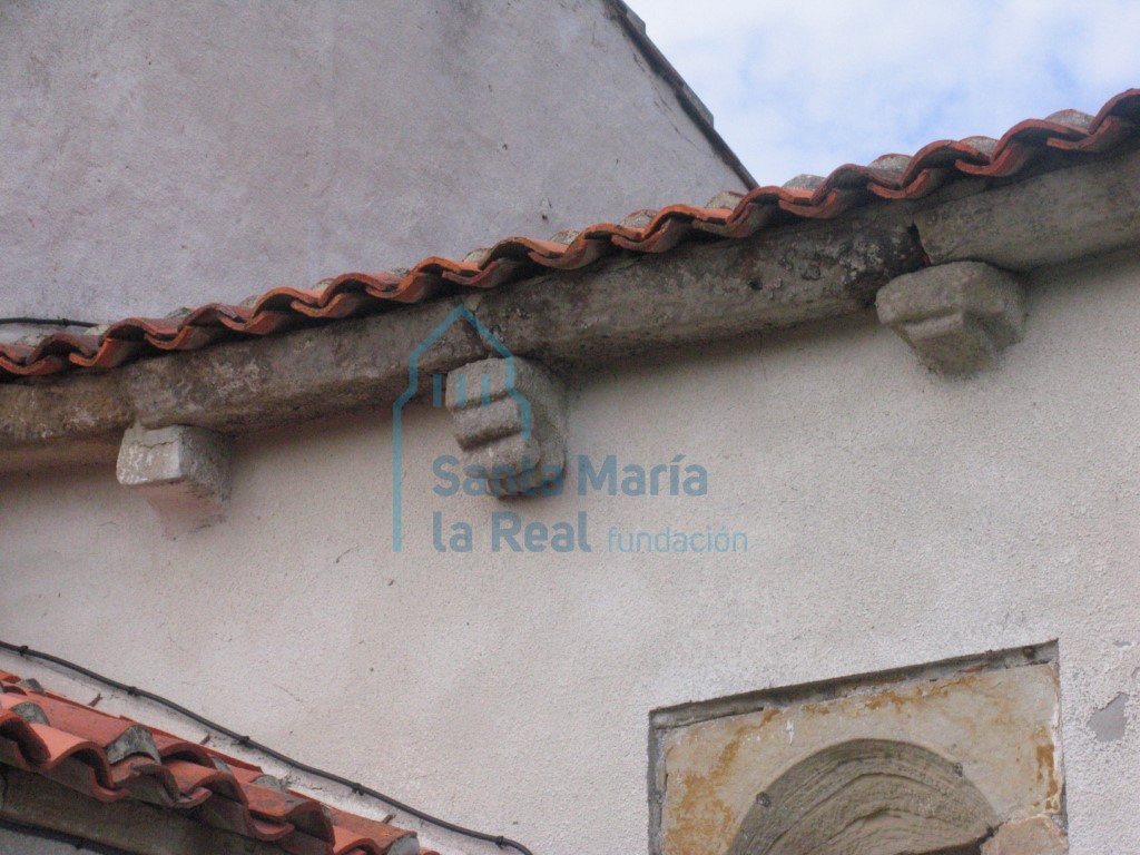 Canecillos del alero sur de la cabecera