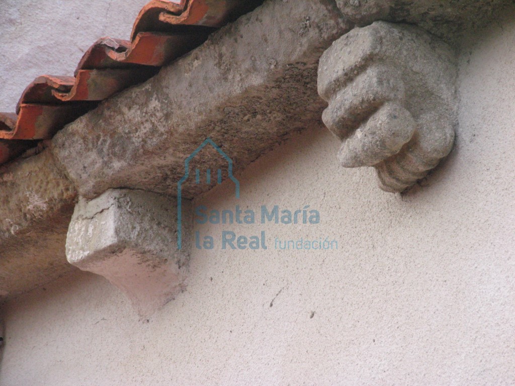 Canecillos del alero sur de la cabecera
