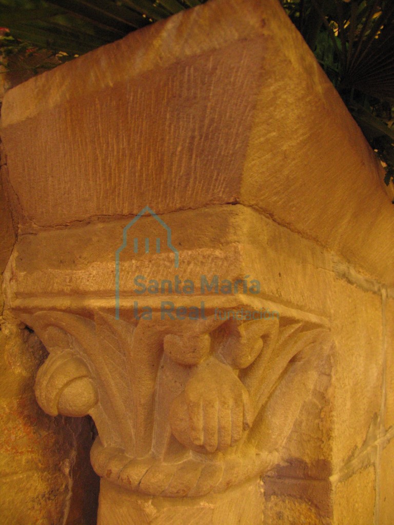Capitel derecho del arco triunfal