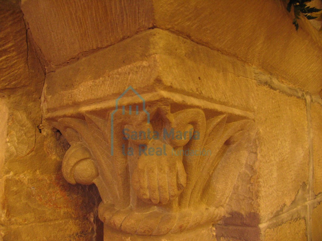 Capital derecho del arco triunfal