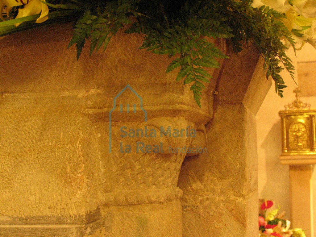Capitel izquierdo del arco triunfal