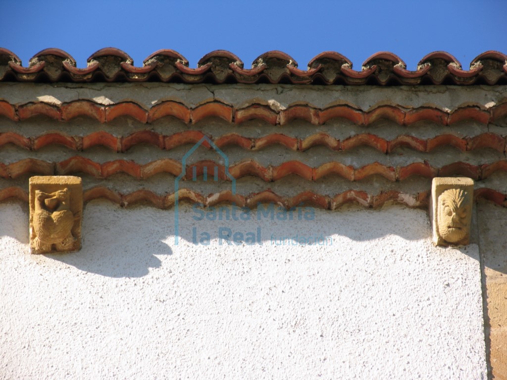 Canecillos románicos del lado sur de la torre