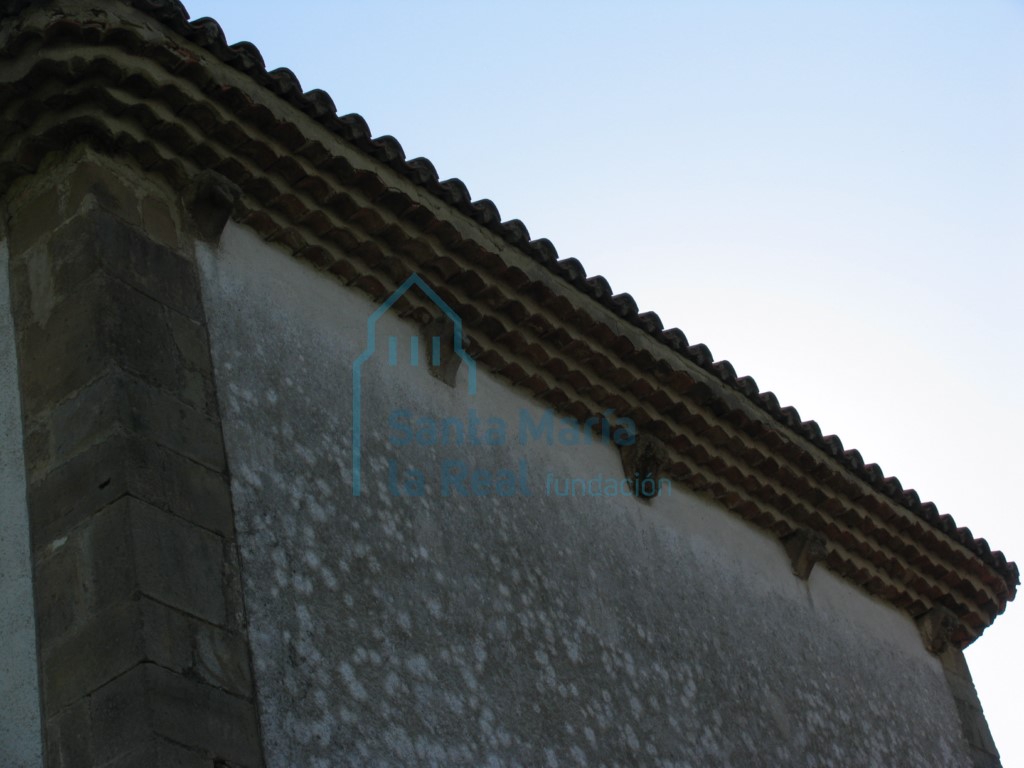 Canecillos románicos del lado norte de la torre