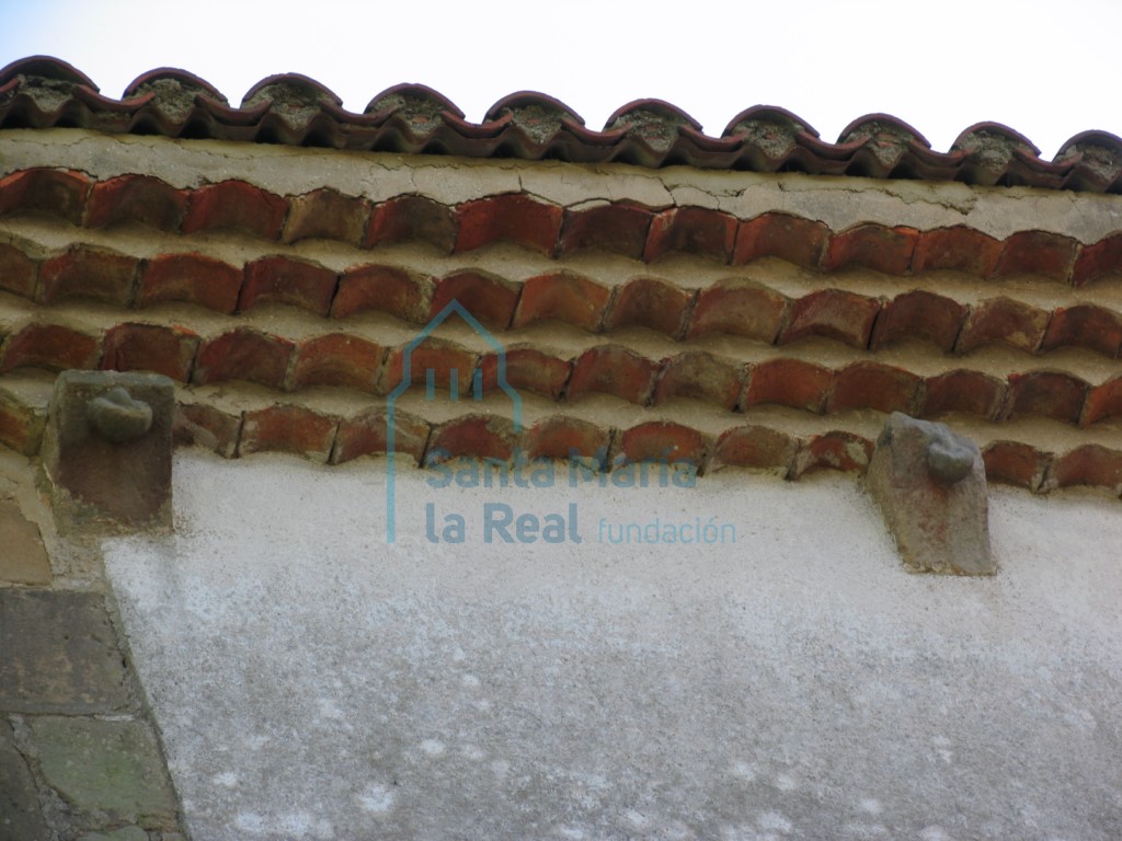 Canecillos románicos del lado norte de la torre