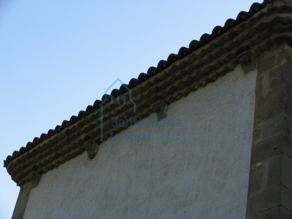 Canecillos románicos del lado este de la torre