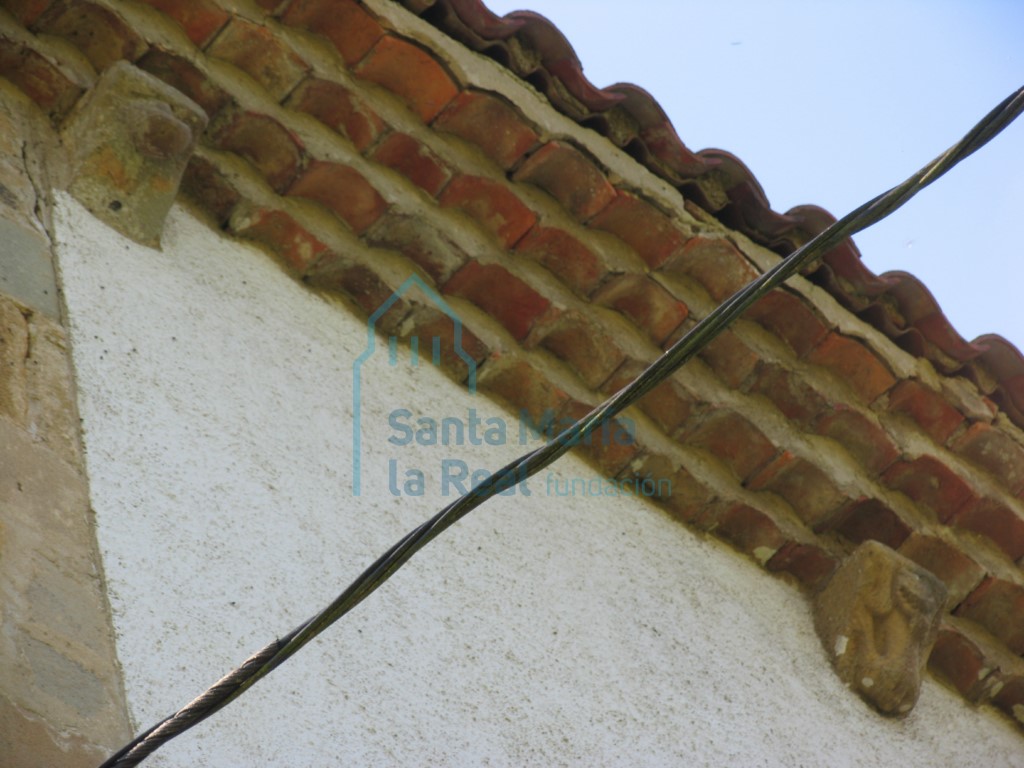 Canecillos románicos del lado este de la torre