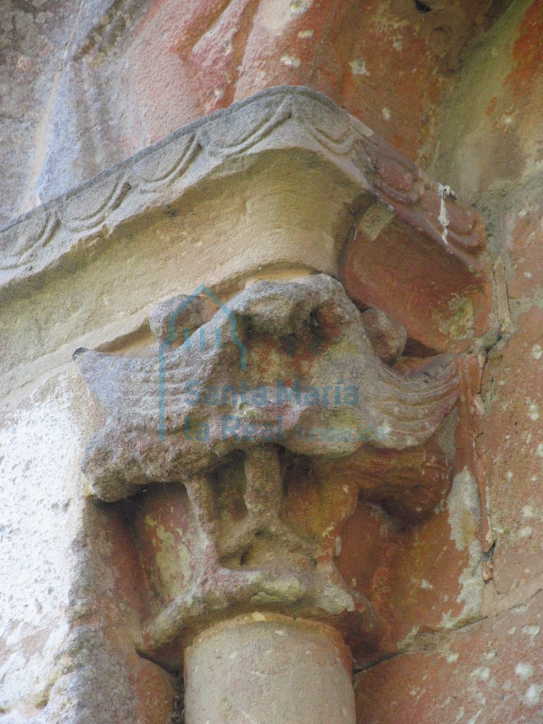 Capitel izquierdo de la ventana de la cabecera