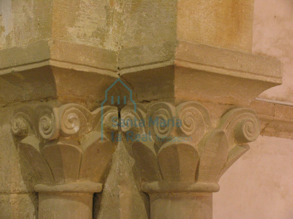 Capiteles del lado izquierdo del arco triunfal