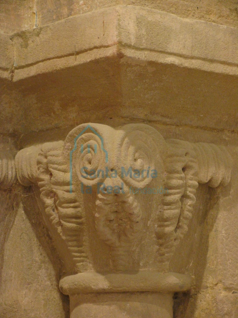 Capitel exterior del lado derecho del arco triunfal