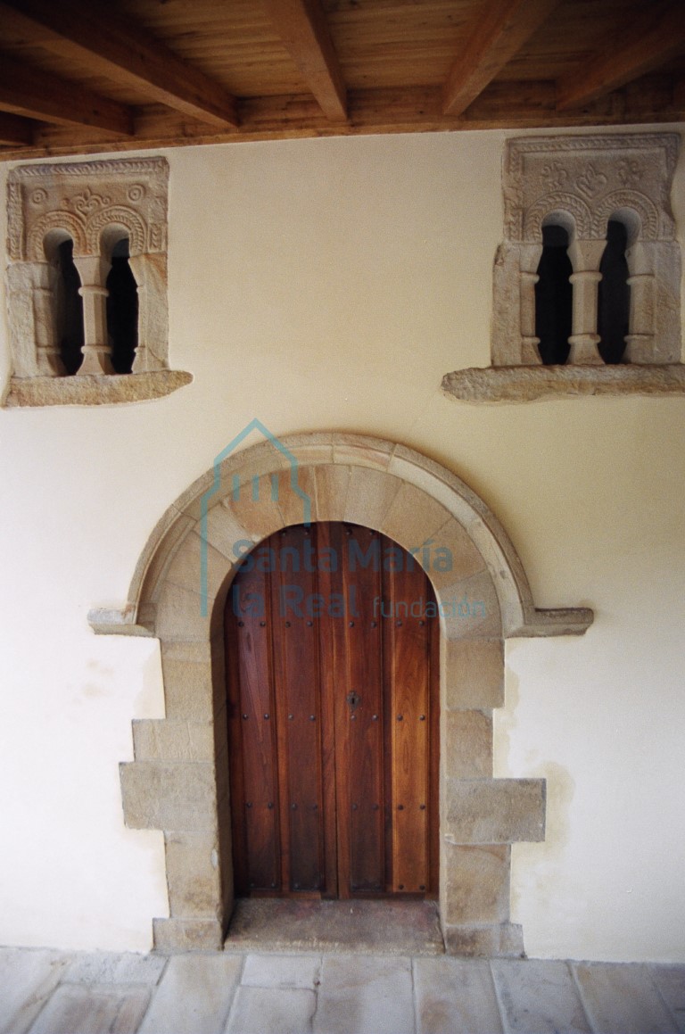 Vista exterior de la portada sur