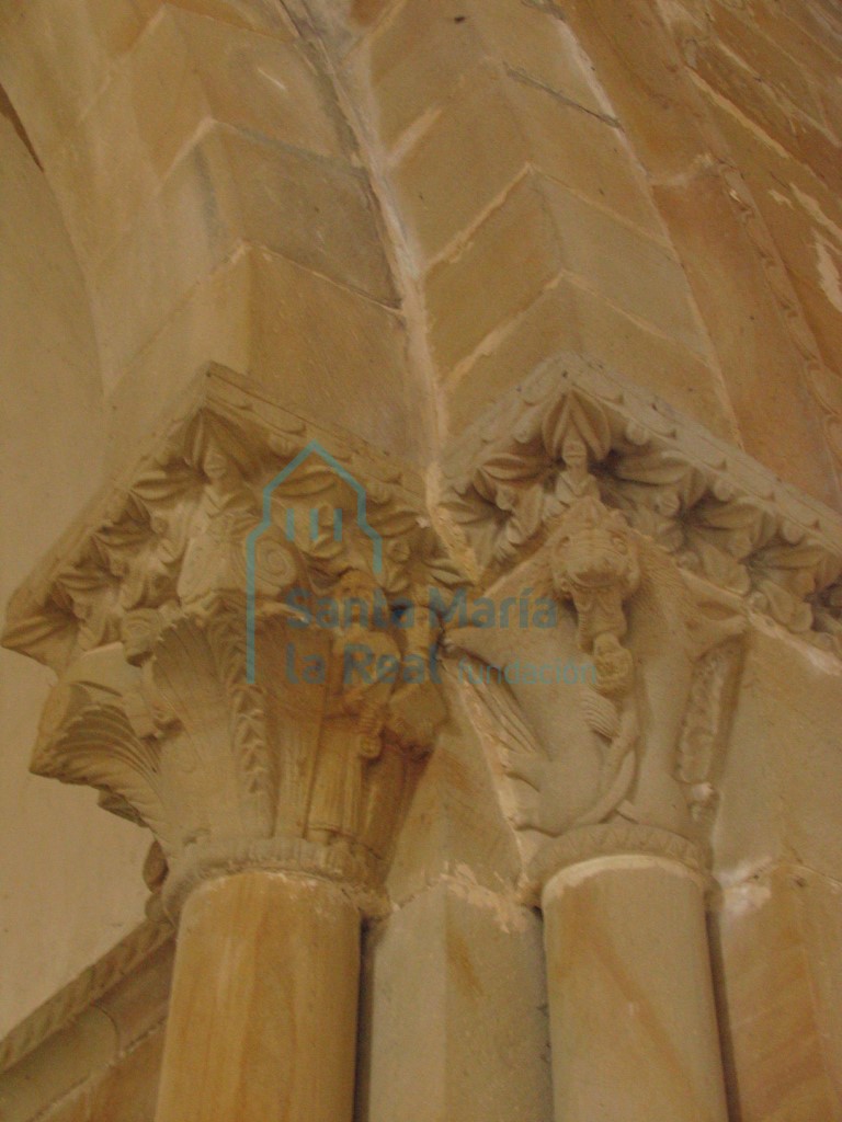 Capiteles del arco triunfal, lado de la epístola