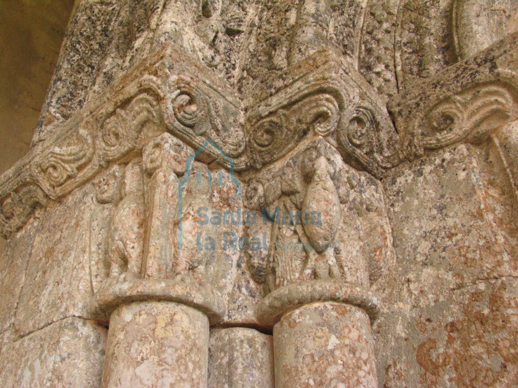 Capiteles del lado izquierdo de la portada occidental
