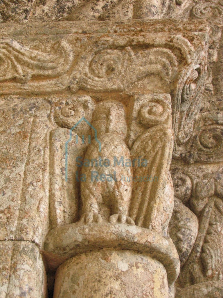 Capitel del lado izquierdo de la portada occidental