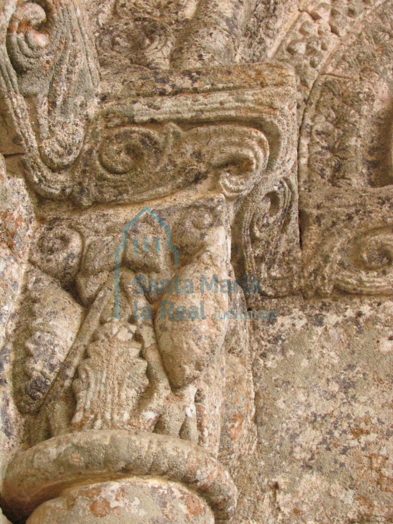 Capitel del lado izquierdo de la portada occidental