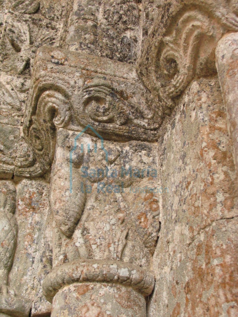 Capitel del lado izquierdo de la portada occidental